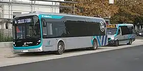 Un bus électrique et un minibus