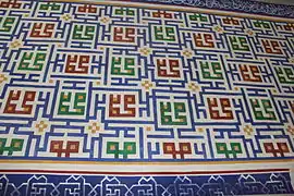 Détail de la paroi de l'iwan où se trouve le mihrab de la mosquée Bolo Haouz. En vert et rouge, le nom de Mahomet est répété en lettres de style Kufique carré.
