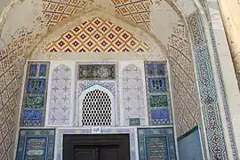 Vue partielle du porche de la mosquée Bolo Haouz.
