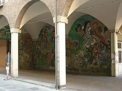 Fresques murales sous les portiques de l'Université.
