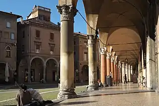 Les arcades de Bologne occupent une grande partie des rez-de-chaussée du centre-ville de Bologne.