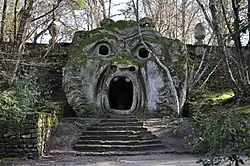 Sculpture de monstre dans le parc alchimique de Bomarzo : avec la grotte (allégorie de la forge ou de la mine ) elle représente l'un des symboles du nigredo