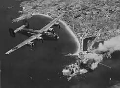 Bombardement du Grand-Bé par des Consolidated B-24 Liberator de la 8e Air Force.