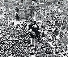 Bombardement aérien d'une gare de Valence en 1937 durant la guerre civile espagnole.