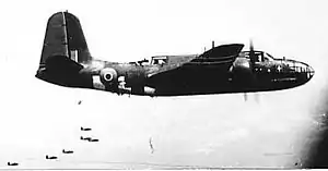 Photo d'un gros bombardier à croix de Lorraine en premier plan, et une formation de six autres bombardiers à l'arrière plan