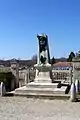 Le monument aux morts devant l'église (avr. 2012)