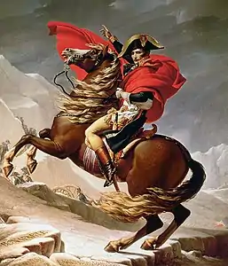  Napoléon de profil sur un cheval cabré, le bras tendu. En arrière-plan, des soldats gravissent une montagne.