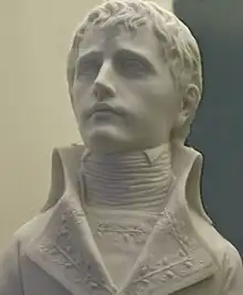  sculpture représentant le visage d'un homme