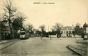 La place Gambetta et l'avenue de Paris, sur la gauche, vue vers l'est.