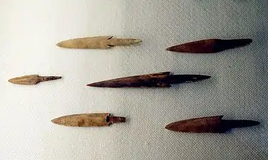 Pointes de flèches en os. Site de Jiahu. Musée du Henan (Henan Provincial Museum), Zhengzhou