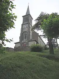 L'église sur sa butte.