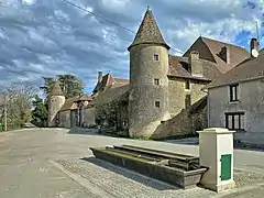 La fontaine-abreuvoir devant le château.