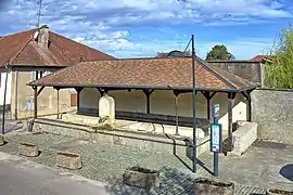 Le lavoir-abreuvoir couvert.