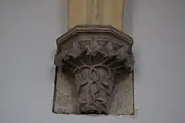 Photo couleur montrant un cul-de-lampe du cloitre en pierre blanche