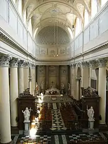 Photo couleur de l'intérieur de la nef et du chœur de la basilique.