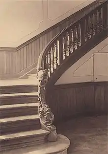 Photo noir et blanc montrant l'escalier du quartier de l'abbé datant du XVIIIe siècle.