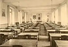 Photo en noir et blanc d'une salle d'étude à Bonne-Espérance dans les années 1930.