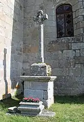 La croix monumentale du XVIè siècle près de l'église.