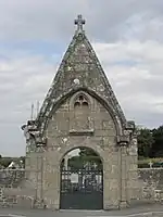 Le porche du cimetière.