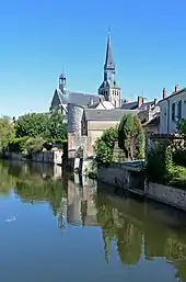 L'église vue depuis les bords du Loir.