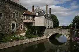 Vue d'un canal et des maisons qui le bordent.