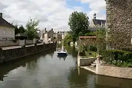 À Bonneval, des fossés remplis d'eau du Loir enserrent la ville