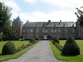 Château de Bonneville (façades et toitures des parties anciennes, à l'exclusion de l'aile ouest qui fait partie de la ferme voisine) (M) et ensemble formé par ce château et ses abords (S)