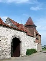 Ferme de Dhuy et grange aux dîmes (façades et toitures, à l'exception de l'annexe qui s'appuie à l'intérieur de la cour contre l'aile nord occupée par les granges) (M) et ensemble formé par la ferme et les terrains environnants (S)