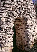 Arc clavé en moellons d'une entrée à Bonnieux (Vaucluse).