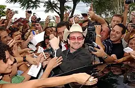 Le chanteur Bono entouré de fans