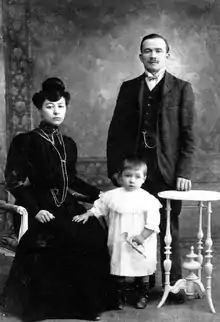 Sophie Burdet, son époux Jules Bonnot et leur fils Justin.