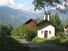 Le hameau de Bonvoisin (Sainte-Marie-de-Cuines), au bas de la vallée des Villards.