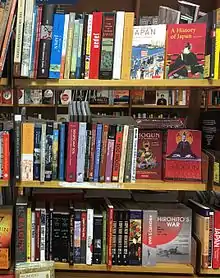 Photo couleur de rangées de livres sur des étagères dans une librairie.