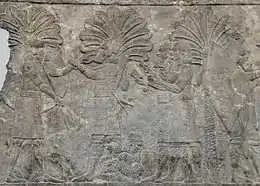 Bas-relief néo-assyrien de Ninive du VIIe siècle av. J.-C. représentant un scribe écrivant sur une tablette d'argile et un autre sur un papyrus ou parchemin, British Museum.