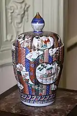 Vase à couvercle en porcelaine d'Imari (Japon, XVIIIe siècle).