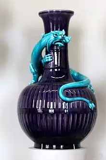 Vase au lézard.