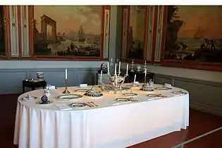 Table avec service en faïence.