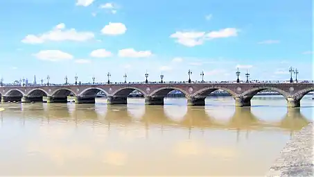 Le pont de pierre de Bordeaux avec ses dix-sept arches