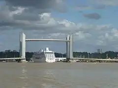 Le MS Nautica passant le pont Chaban-Delmas en 2016.