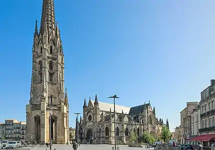 Photographie de la Basilique Saint Michel dominant la ville.