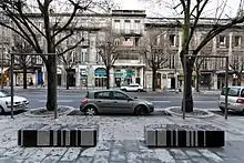 Mithra, les Carmes, Cautopatès (2006-2007). Bordeaux, cours Victor-Hugo. Mobilier urbain par Danielle Justes. Deux lithostrates de granit en enfilade comme des sarcophages.