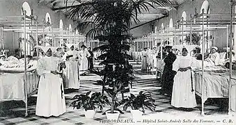 Salle des femmes (c. 1910).