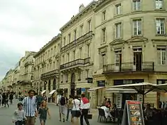 Balcon semi-filant à la hauteur du premier étage, et balcons isolés successifs donnant l'aspect de balcons filants, hôtel cours de l'Intendance à Bordeaux.