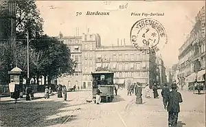 L'ancien tramway sur la place entre 1900 et 1905.