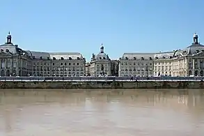 Place de la Bourse, bordée par l'hôtel des douanes à gauche, et le palais de la Bourse à droite.