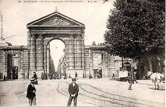 Carte postale de la Porte d'Aquitaine avec les guichets latéraux (avant 1900)