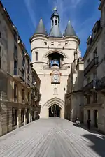 Bordeaux - rue Saint-James. La Grosse Cloche et son parvis, mosaïque par Danielle Justes.