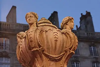 Têtes féminines de la fontaine du Parlement à Bordeaux (1865).