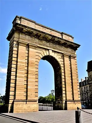 Photographie de l'arche de la porte de Bourgogne.