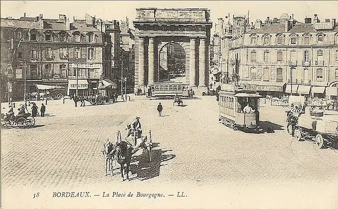 Un tramway porte de Bourgogne vers 1905.